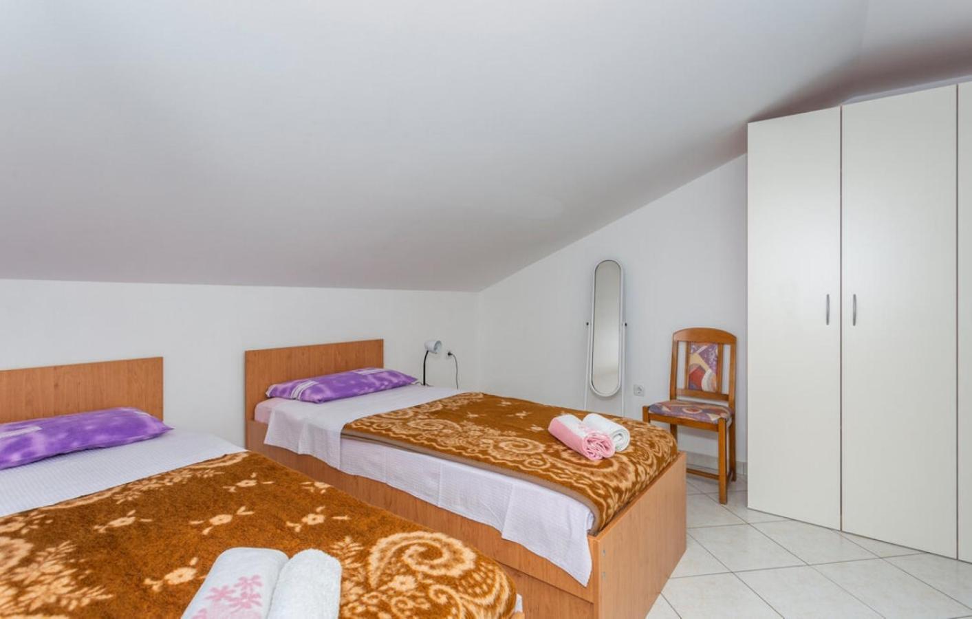 Guest House Lucija Banjol ภายนอก รูปภาพ