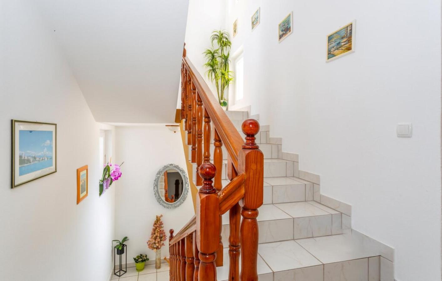 Guest House Lucija Banjol ภายนอก รูปภาพ
