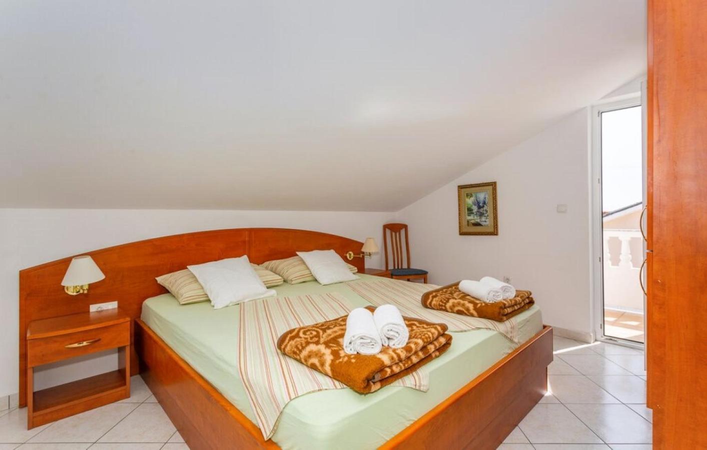 Guest House Lucija Banjol ภายนอก รูปภาพ
