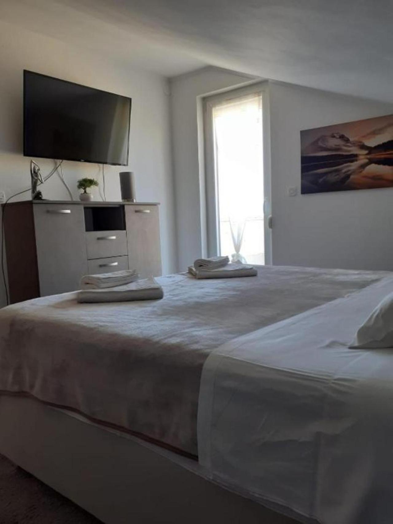 Guest House Lucija Banjol ภายนอก รูปภาพ