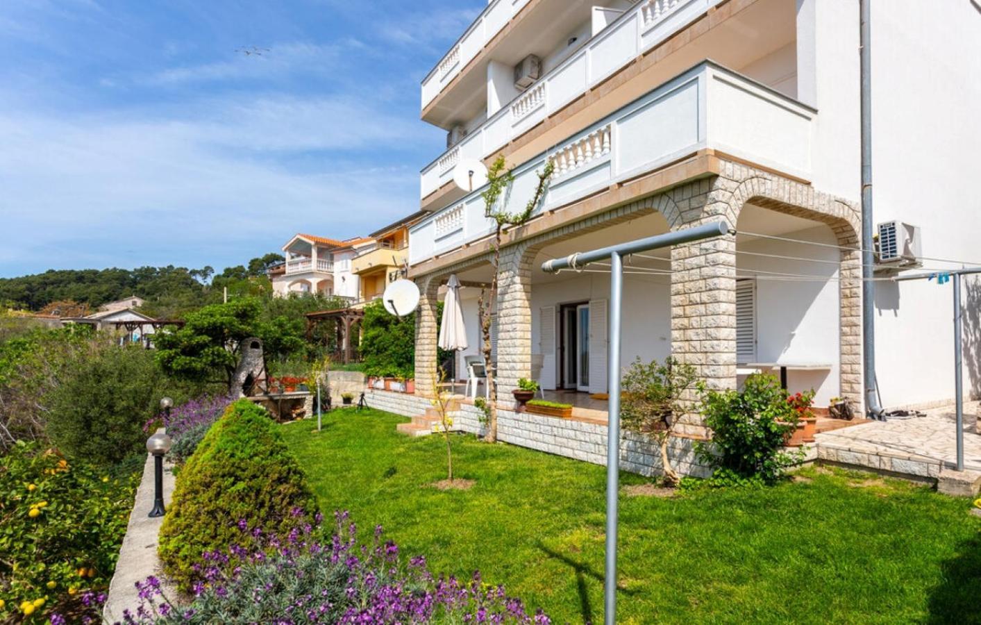 Guest House Lucija Banjol ภายนอก รูปภาพ