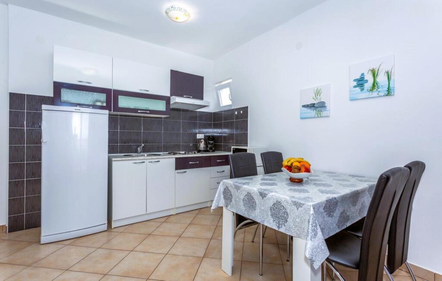 Guest House Lucija Banjol ภายนอก รูปภาพ