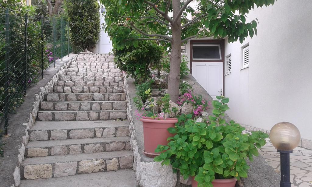 Guest House Lucija Banjol ภายนอก รูปภาพ