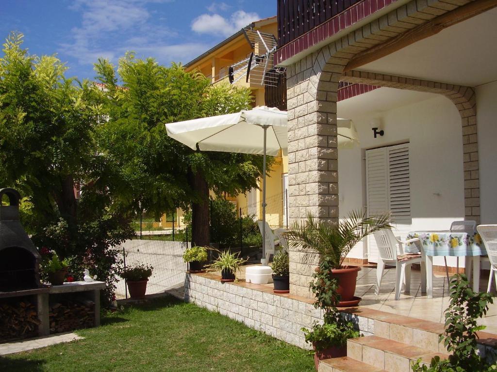 Guest House Lucija Banjol ภายนอก รูปภาพ