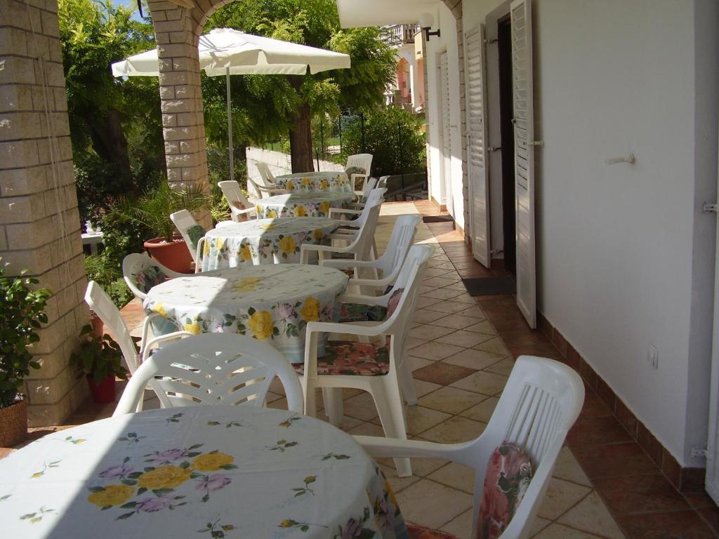 Guest House Lucija Banjol ภายนอก รูปภาพ