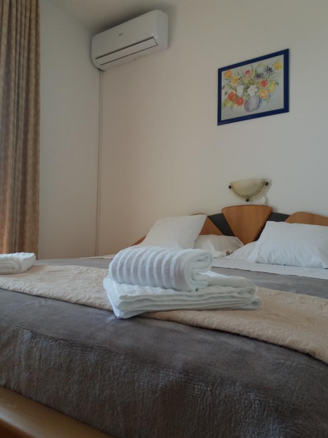 Guest House Lucija Banjol ภายนอก รูปภาพ