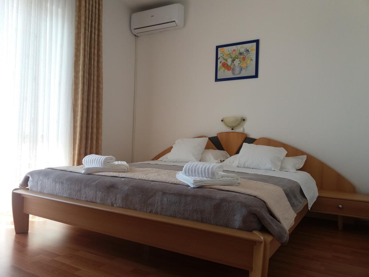 Guest House Lucija Banjol ภายนอก รูปภาพ